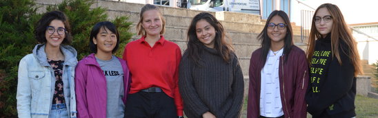 De gauche à droite : Lara (Brésilienne), Kotoyo (japonaise), Stella (allemande), Adriana Sofia (mexicaine), Laura et Julieta (espagnoles) (Crédit photo : Lycée Charles Péguy)