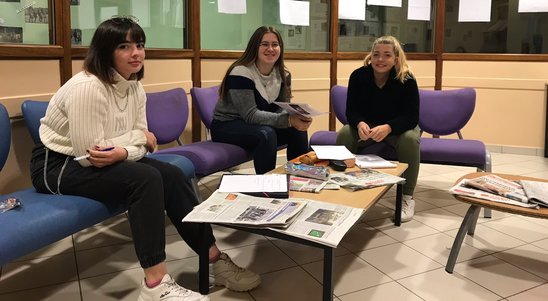 Héloïse, Caroline et Morgane, en train de préparer leur revue de presse dans la salle de lecture de la MFR de Landivisiau. (Crédit photo : MFR Landivisiau)