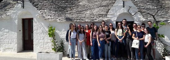 Le groupe d'élèves français devant une maison typique dans le village d'Alberobello, en Italie. (Crédit photo : Marie Capocchiani)