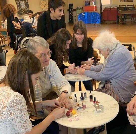 Jeunes et anciens échangent, jouent et chantent (Crédit photo : LND)